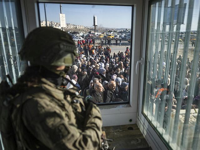 Первая пятница Рамадана в Иерусалиме: около мечети "Аль-Акса" молились примерно 80000 мусульман