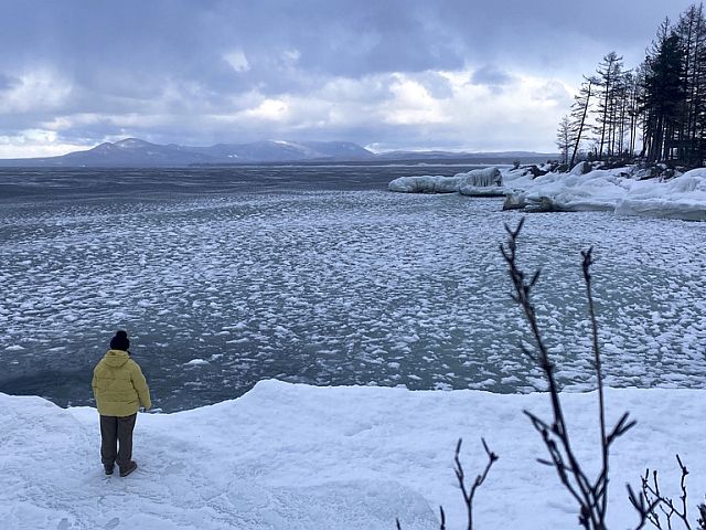 На Байкале провалился под лед автомобиль с туристами, среди погибших есть иностранцы
