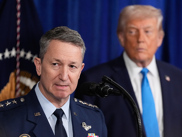 Генерал Дэн Кейн и Дональд Трамп