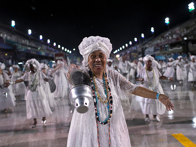 Предкарнавальный разогрев в Рио: уличные шоу и благословение Самбодрома. Фоторепортаж