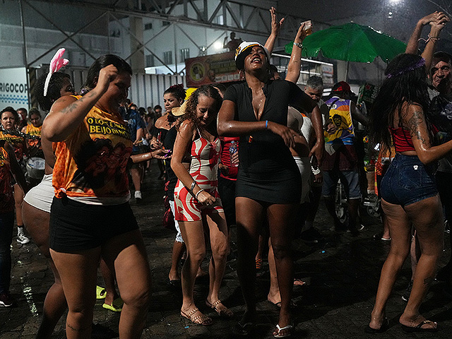 Предкарнавальный разогрев в Рио: уличные шоу и благословение Самбодрома. Фоторепортаж