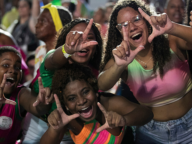 Предкарнавальный разогрев в Рио: уличные шоу и благословение Самбодрома. Фоторепортаж
