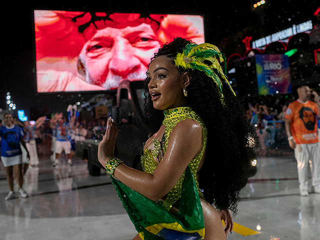 Предкарнавальный разогрев в Рио: уличные шоу и благословение Самбодрома. Фоторепортаж