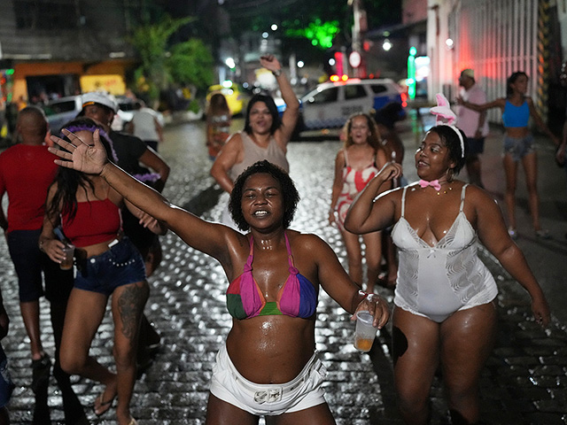 Предкарнавальный разогрев в Рио: уличные шоу и благословение Самбодрома. Фоторепортаж