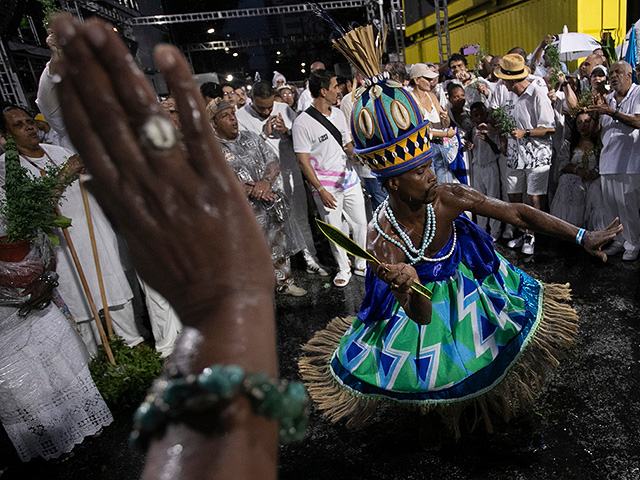 Предкарнавальный разогрев в Рио: уличные шоу и благословение Самбодрома. Фоторепортаж