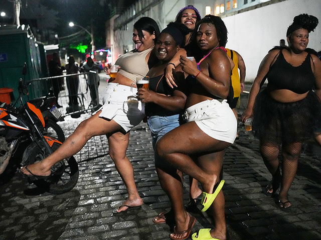 Предкарнавальный разогрев в Рио: уличные шоу и благословение Самбодрома. Фоторепортаж