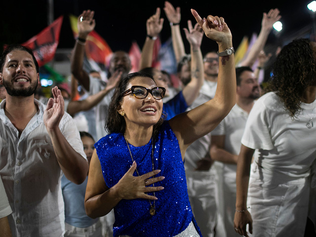 Предкарнавальный разогрев в Рио: уличные шоу и благословение Самбодрома. Фоторепортаж