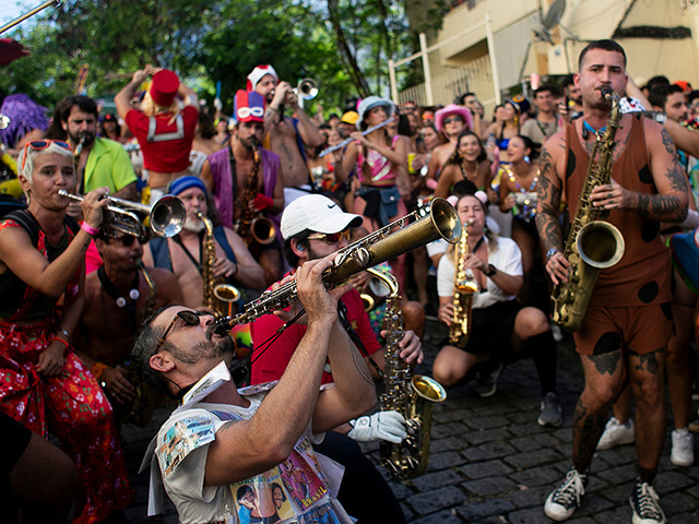 Предкарнавальный разогрев в Рио: уличные шоу и благословение Самбодрома. Фоторепортаж