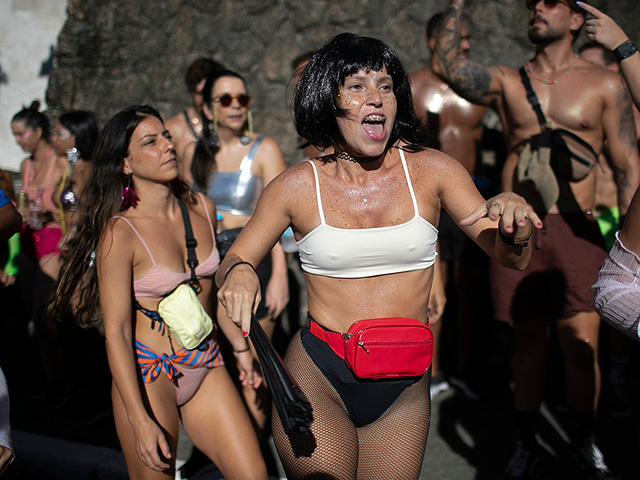 Предкарнавальный разогрев в Рио: уличные шоу и благословение Самбодрома. Фоторепортаж