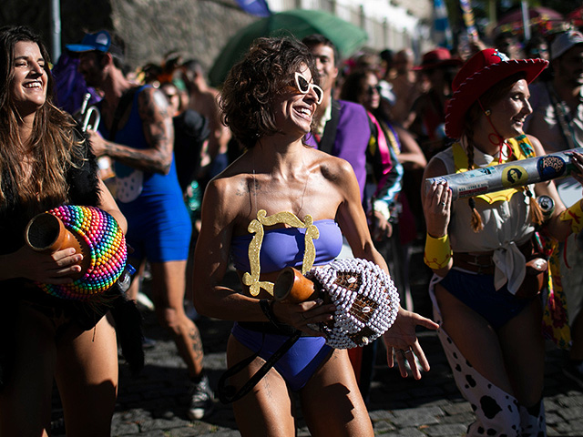 Предкарнавальный разогрев в Рио: уличные шоу и благословение Самбодрома. Фоторепортаж