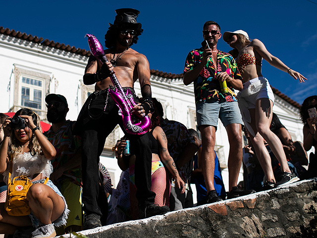 Предкарнавальный разогрев в Рио: уличные шоу и благословение Самбодрома. Фоторепортаж