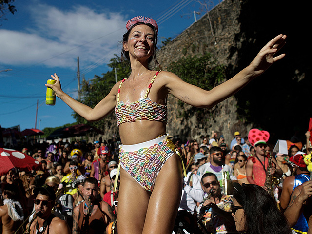Предкарнавальный разогрев в Рио: уличные шоу и благословение Самбодрома. Фоторепортаж