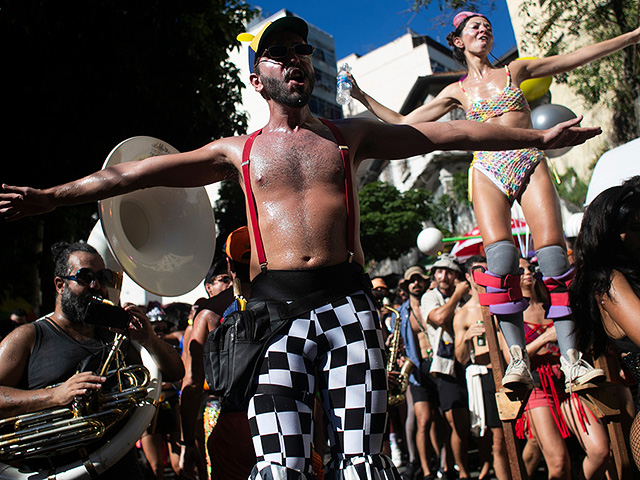 Предкарнавальный разогрев в Рио: уличные шоу и благословение Самбодрома. Фоторепортаж