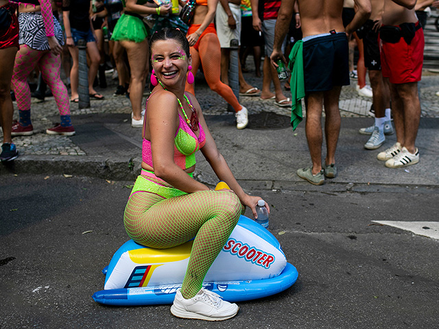 Предкарнавальный разогрев в Рио: уличные шоу и благословение Самбодрома. Фоторепортаж