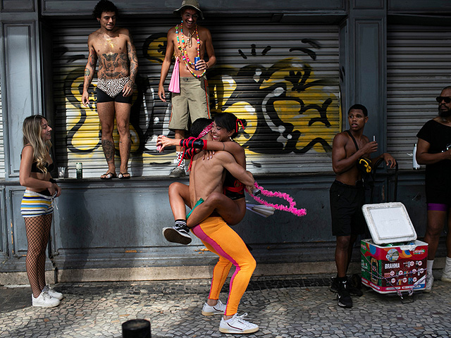 Предкарнавальный разогрев в Рио: уличные шоу и благословение Самбодрома. Фоторепортаж