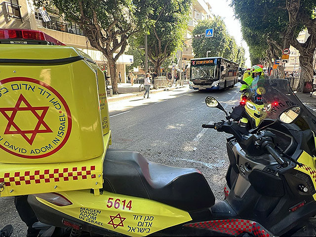 Автобус сбил женщину на электросамокате в Тель-Авиве, она в тяжелом состоянии