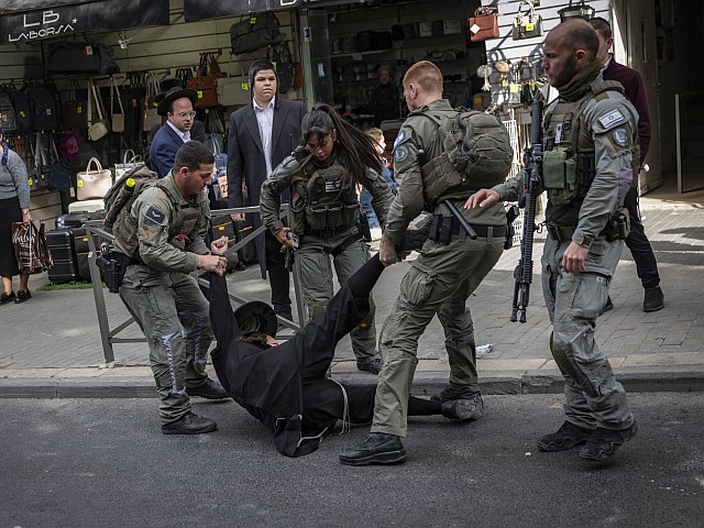 Демонстрация в Иерусалиме: протестующие перекрывают дороги и стаскивают мусорные баки