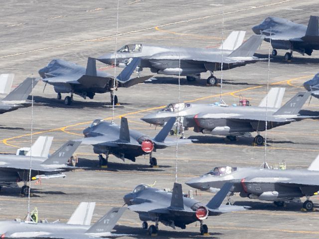 Эскадрильи F-35 и F-15 ВВС США в Великобритании готовятся к отправке на Ближний Восток