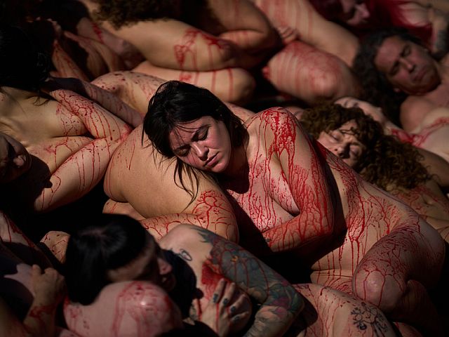 "Голые и окровавленные": традиционная акция протеста защитников прав животных в Барселоне