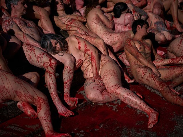 "Голые и окровавленные": традиционная акция протеста защитников прав животных в Барселоне