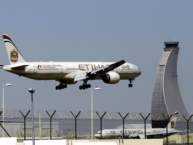 ОАЭ: в результате удара по аэропорту Абу-Даби погиб иностранец