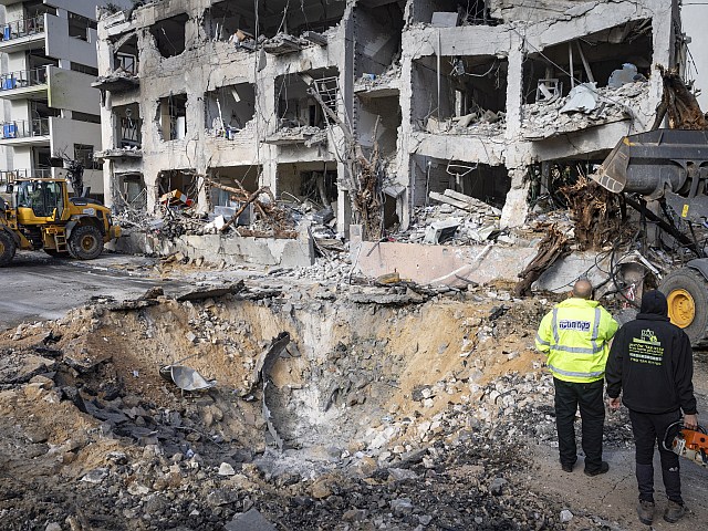 В результате ночного попадания по Тель-Авиву повреждены десятки домов, эвакуированы жильцы