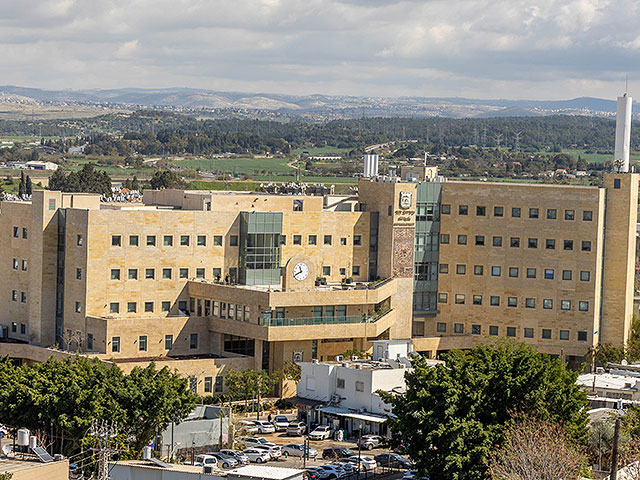 На здании муниципалитета Лода изображен флаг ООП