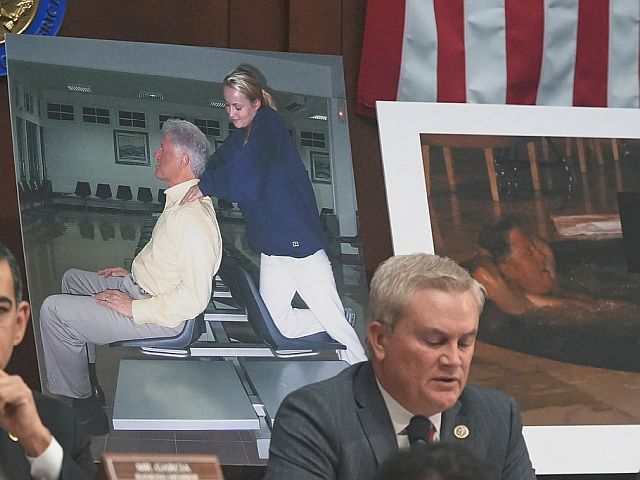 "Файлы Эпштейна". Клинтон объяснил фото из Брунея, где он лежит в джакузи с незнакомкой