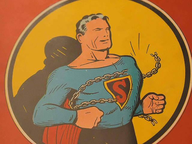 Warner Brothers судятся с "Шуферсалем" за нарушение авторского права на супергероев