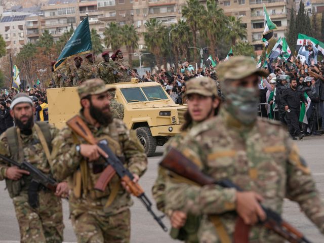 Сирия перебрасывает тысячи солдат на границу с Ливаном