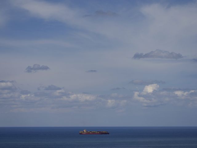 У берегов Ливии горит российский танкер с газом, экипаж покинул судно