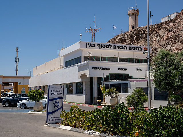 850 старшеклассников, застрявших в Польше из-за войны, вернулись домой через Египет