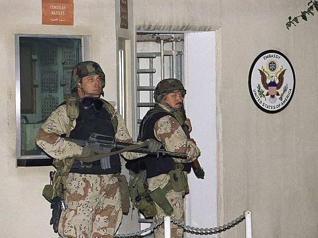 Силы ПВО Кувейта перехватили иранские ракеты, США эвакуируют посольство