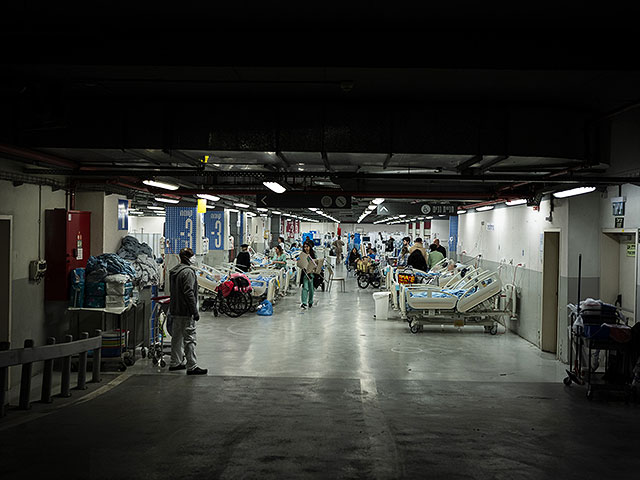 У входа в приемный покой больницы "Ихилов" в Тель-Авиве обнаружены осколки ракеты