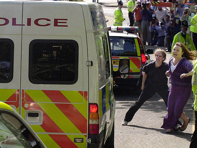 Сара Бентон (слева) и Пенни Лоундес бросаются к полицейскому фургону с Максин Карр подругой Иэна Хантли, обвиняемого в убийстве 10-летних Холли Уэллс и Джессики Чепмен. Максин Карр предстала перед судом по обвинению в попытке воспрепятствовать правосудию