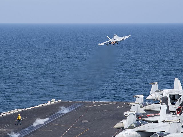 Авианосец Abraham Lincoln в 350 км от побережья Ирана