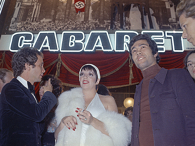 Джоэл Грей (слева) и Лайза Миннелли (в центре), 1972 год