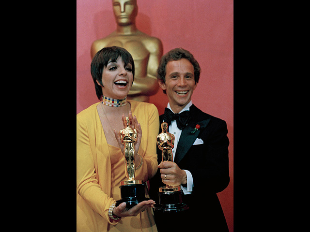 Лайза Миннелли c «Оскаром» за лучшую женскую роль вместе с Джоэлом Греем (справа), получившим награду за лучшую мужскую роль второго плана, 1973 год
