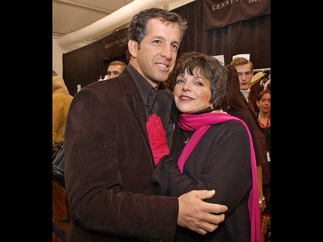 С дизайнером Кеннетом Коулом, 2004 год