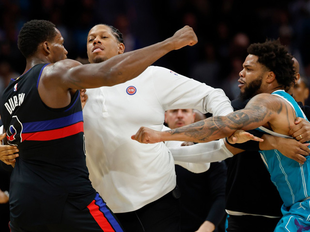 НБА. Массовая драка в матче "Шарлотт" - "Детройт"