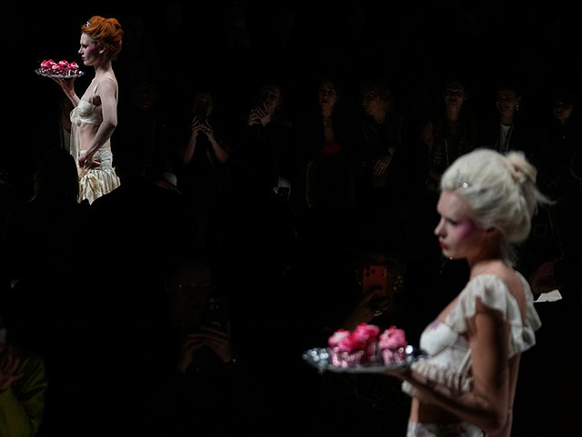 Неделя моды в Москве на фоне войны в Украине. Фоторепортаж