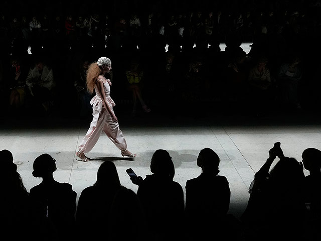 Неделя моды в Москве на фоне войны в Украине. Фоторепортаж