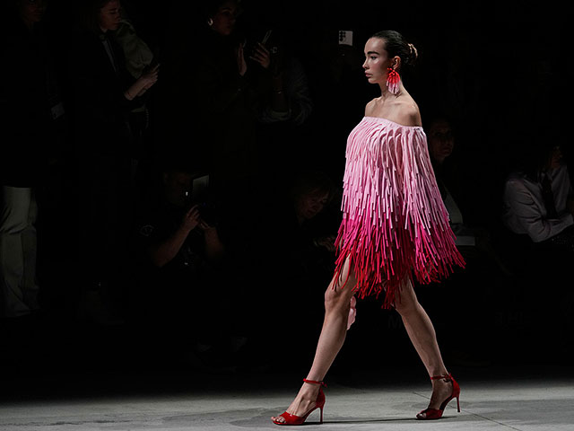 Неделя моды в Москве на фоне войны в Украине. Фоторепортаж