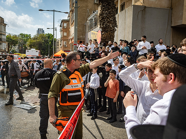На месте падения обломков в Бней-Браке произошли столкновения между зеваками и полицией