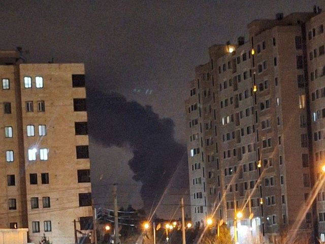 Взрывы в Тегеране, дым над комплексом научно-исследовательского института
