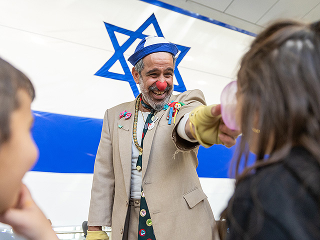 Знаменитый "больничный клоун" Душ навестил пациентов больницы "Адаса Эйн-Керем". Фоторепортаж