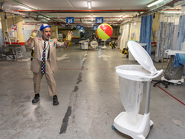 Знаменитый "больничный клоун" Душ навестил пациентов больницы "Адаса Эйн-Керем". Фоторепортаж