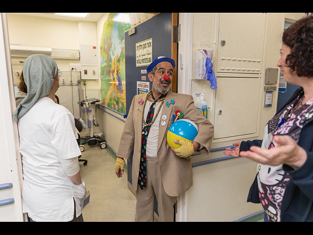 Знаменитый "больничный клоун" Душ навестил пациентов больницы "Адаса Эйн-Керем". Фоторепортаж