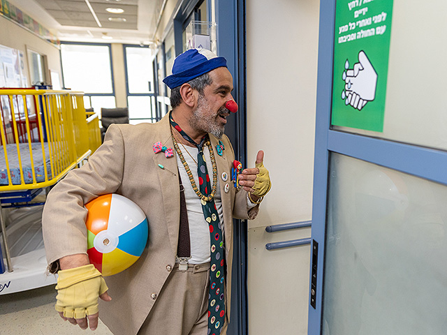 Знаменитый "больничный клоун" Душ навестил пациентов больницы "Адаса Эйн-Керем". Фоторепортаж