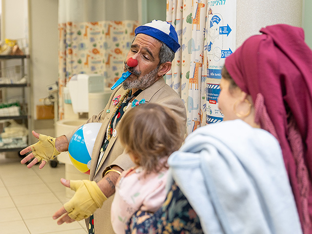 Знаменитый "больничный клоун" Душ навестил пациентов больницы "Адаса Эйн-Керем". Фоторепортаж